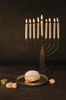 Símbolos de merienda de Hanukkah en la mesa foto