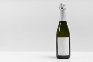 botella de champagne con fondo blanco foto