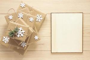 maqueta de marco de navidad junto a regalos foto