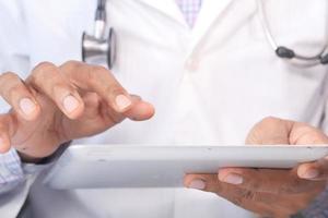 doctor usando una tableta digital
