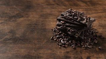 Vista cercana del delicioso chocolate en la mesa de madera