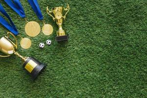 Fondo de fútbol con medallas y trofeo. foto
