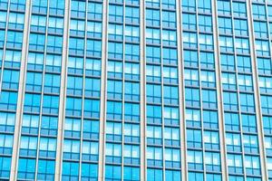 edificio de oficinas con patrón de ventana foto