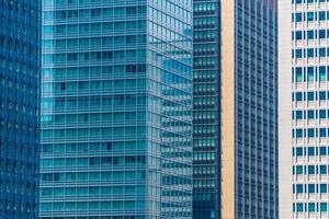 edificios de oficinas con patrón de ventana foto