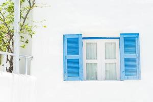 Ventana azul en Santorini, Grecia foto