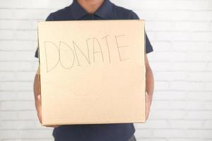 hombre sosteniendo una caja de donación foto