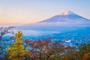 hermoso paisaje del mt. fuji en la temporada de otoño foto