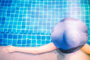 mujer en piscina foto