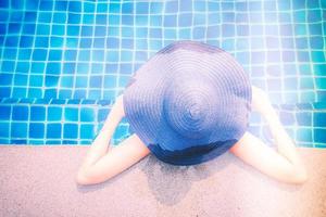 mujer en piscina foto