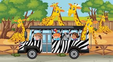 Escena de safari con muchas jirafas y niños en autobús turístico. vector