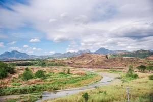 Vasto valle de Zambales en Filipinas con sus montañas en el bakground foto