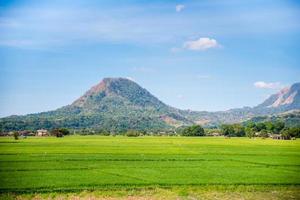 Vasto valle de Zambales en Filipinas con sus montañas en el bakground foto