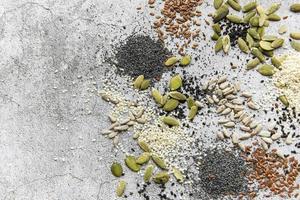 mezcle diferentes semillas para una ensalada saludable