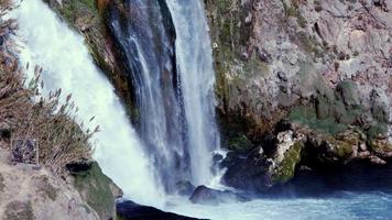 Wasserfall in wilder Natur video