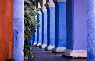 coloridos pasillos del monasterio en perú foto