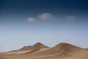 paisajes desérticos en paracas perú, américa del sur foto