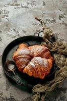 croissants sobre fondo de piedra gris foto