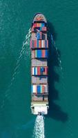 Vista aérea superior del gran buque de carga de contenedores foto
