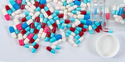 Muchos tipos de cápsulas de píldoras de medicamentos médicos sobre fondo blanco.