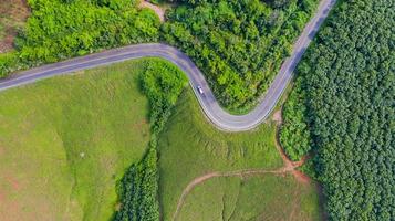 Vista aérea de la carretera rural en zona rural, vista desde drone foto