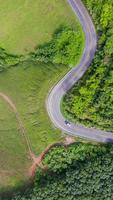 Vista aérea de la carretera rural en zona rural, vista desde drone foto