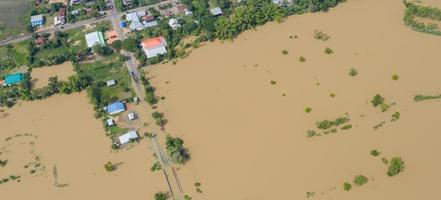 Vista aérea superior de los arrozales inundados y la aldea. foto