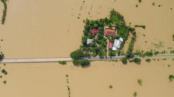 Vista aérea superior de los arrozales inundados y la aldea.
