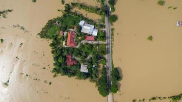 Vista aérea superior de los arrozales inundados y la aldea.