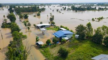 Vista aérea superior de los arrozales inundados y la aldea. foto