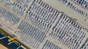 Vista aérea del estacionamiento para autos nuevos. foto