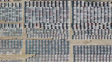 Vista aérea del estacionamiento para autos nuevos. foto
