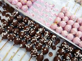 Bolas de donas dulces apiladas en una placa blanca. foto