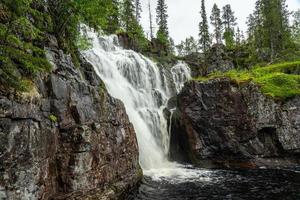 hermosa cascada en el norte de suecia foto