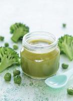puré de brócoli verde orgánico con ingredientes foto