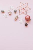 pequeños juguetes navideños en mesa rosa foto
