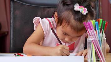 menina em uma cadeira de escritório para colorir video