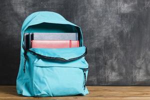 mochila azul con libros de texto foto