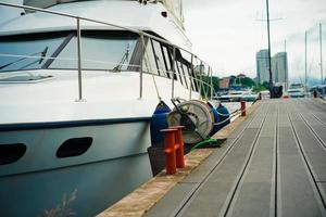 Atraque en un estacionamiento de yates sobre un fondo borroso foto