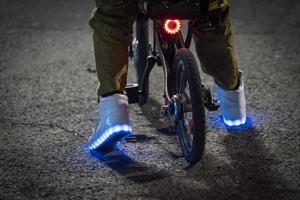 pies con zapatos brillantes en la bicicleta. foto