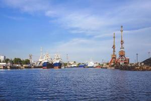 puerto de una gran ciudad rusa con barcos foto
