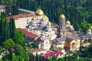 paisaje con vistas al nuevo monasterio de athos. nuevo athos, abjasia foto