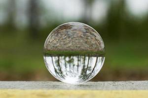 una bola de lentes en un bosque de otoño foto