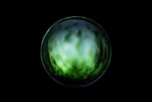 una esfera abstracta con un patrón borroso aislado sobre fondo negro. foto