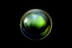 una esfera abstracta con un patrón borroso aislado sobre fondo negro. foto
