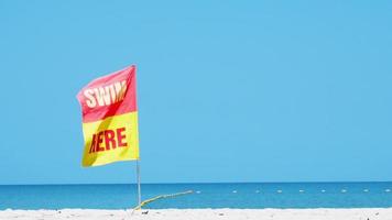 schwimmen hier Flagge Wellen blauen Himmel weißen Strand video