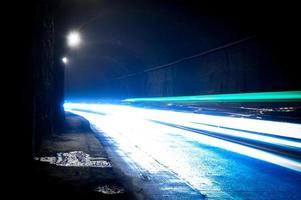 un túnel oscuro con senderos de luz foto