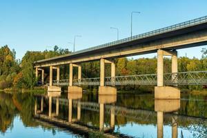 Puente que cruza el río Dal en Suecia foto