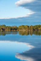 vista de verano a través de un lago en suecia foto