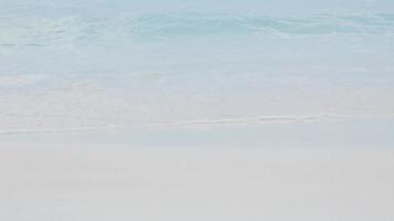 nettoyer de belles eaux aquatiques sur une plage de sable blanc video