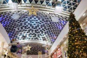 centro comercial decorado para las fiestas de navidad y año nuevo. foto